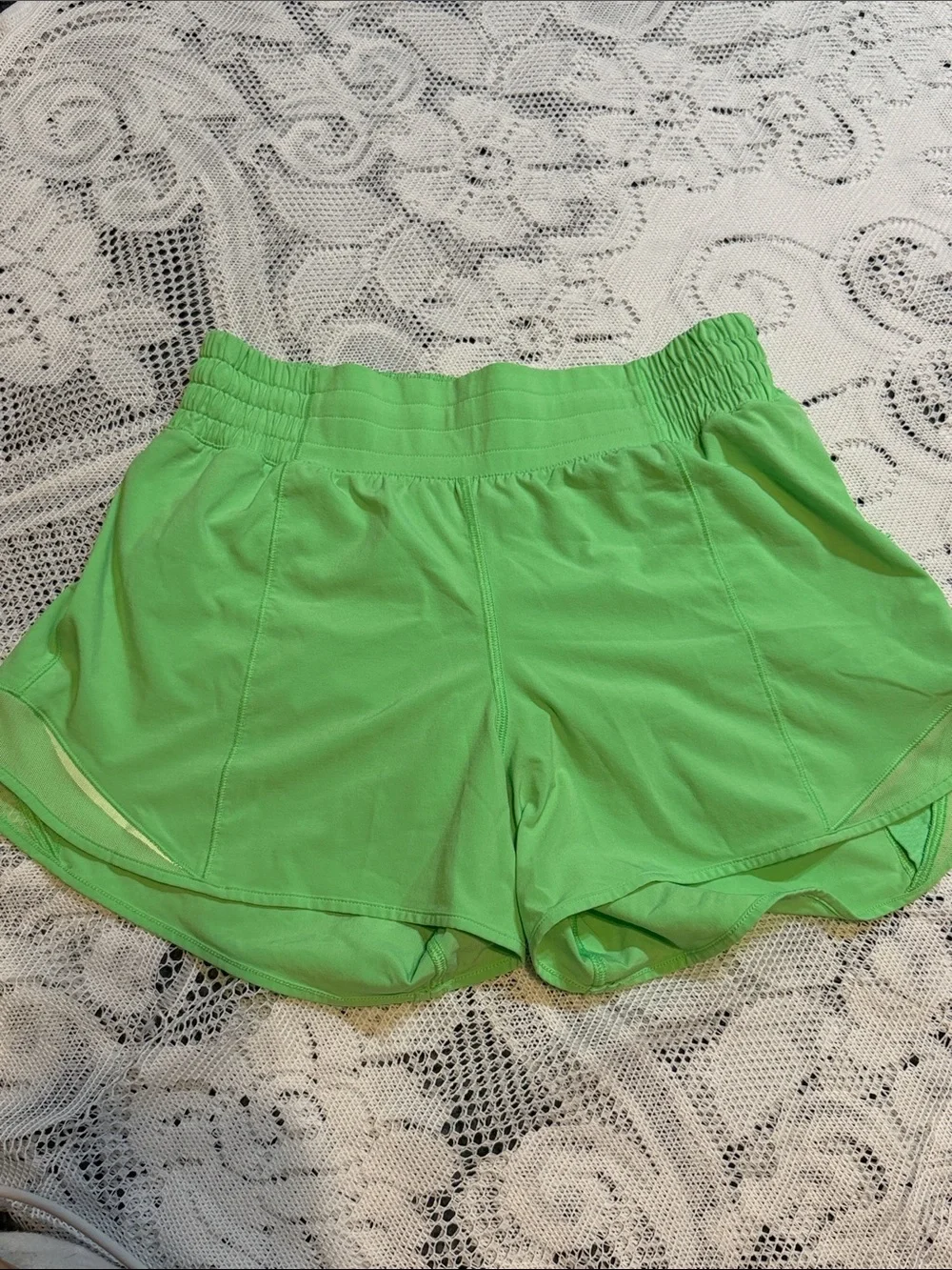 ☁️Lululemon Athletica Lime Green 4” Hotty Hot Shorts